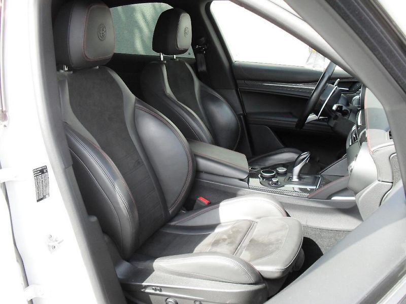 Alfa Romeo Stelvio 2,9 Bi-Turbo V6 Quadrifoglio - fotka 21 z 32