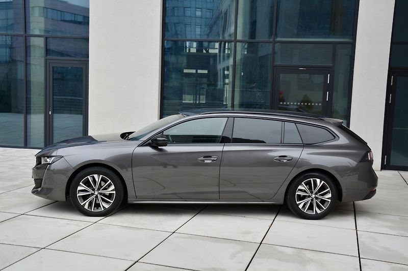 Peugeot 508 (2023) SW BlueHDi130 EAT8 ALLURE - fotka 2 z 40