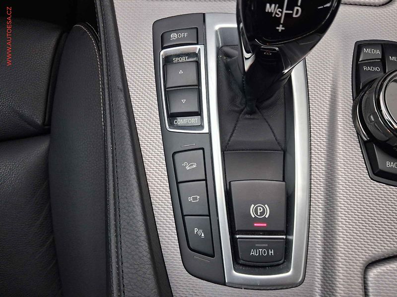 BMW Řada 5 (2015) 3.0 D M550d xDrive, AT, kůže - fotka 13 z 22