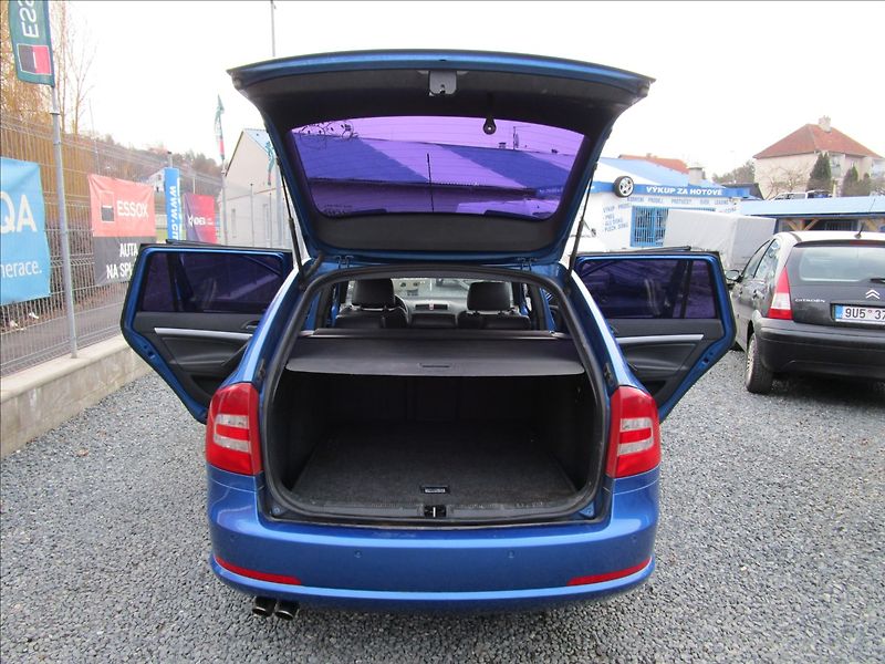 Škoda Octavia Combi 2.0TDi RS, aut. Klima - fotka 30 z 40