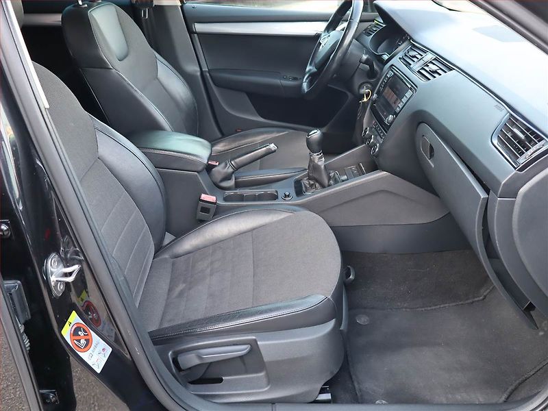 Škoda Octavia (2014) 1.6 TDI, Navi, Xenony - fotka 9 z 19