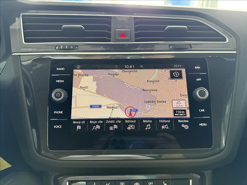 Volkswagen Tiguan 1,4   TSI,SERVISKA,1.MAJITEL - fotka 17 z 26