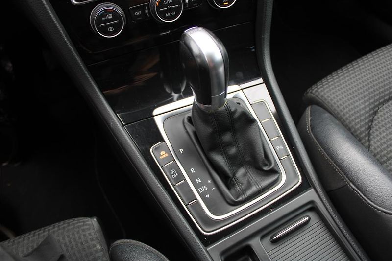 Volkswagen Golf 2,0 TDi  XENONY, AUTOMAT - fotka 20 z 29