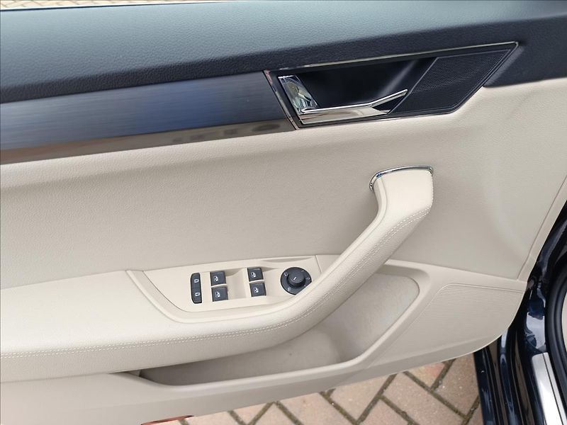 Škoda Superb 2,0 TDi DSG Style - fotka 12 z 19