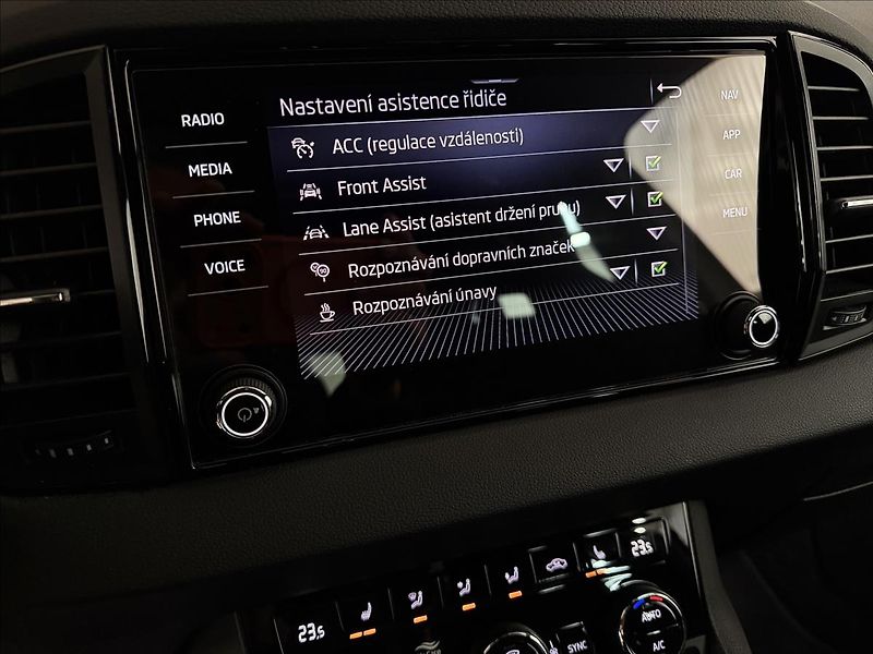 Škoda Karoq SPORTLINE 1.5TSI DSG ACC DCC - fotka 23 z 43