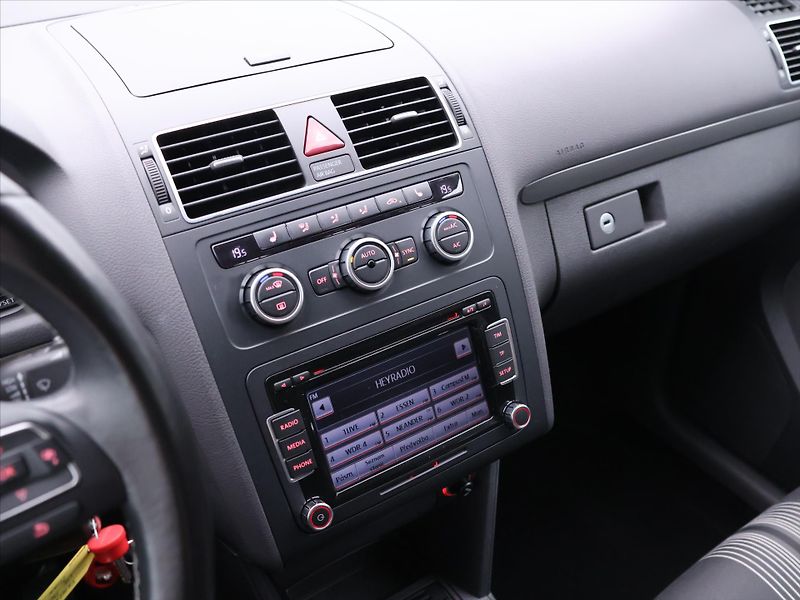 Volkswagen Touran 1,2 TSI Match 7-Míst Serv.knih - fotka 22 z 35