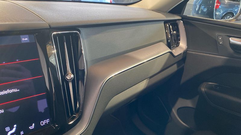 Volvo XC60 MOMENTUM PRO, B4 AWD, 145+10 k - fotka 14 z 26