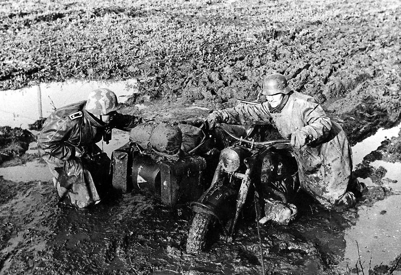 Cestou necestou. Tak jezdil ikonický německý válečný těžký motocykl BMW R75 z období II. světové války, který sloužil na všech frontách.