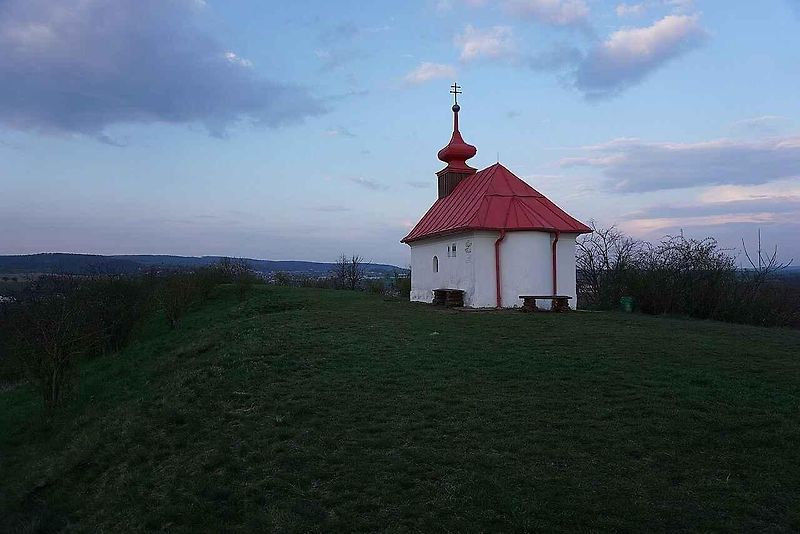 Kaple Panny Marie Sněžné má jasně červenou střechu. Z místa je krásný výhled do krajiny