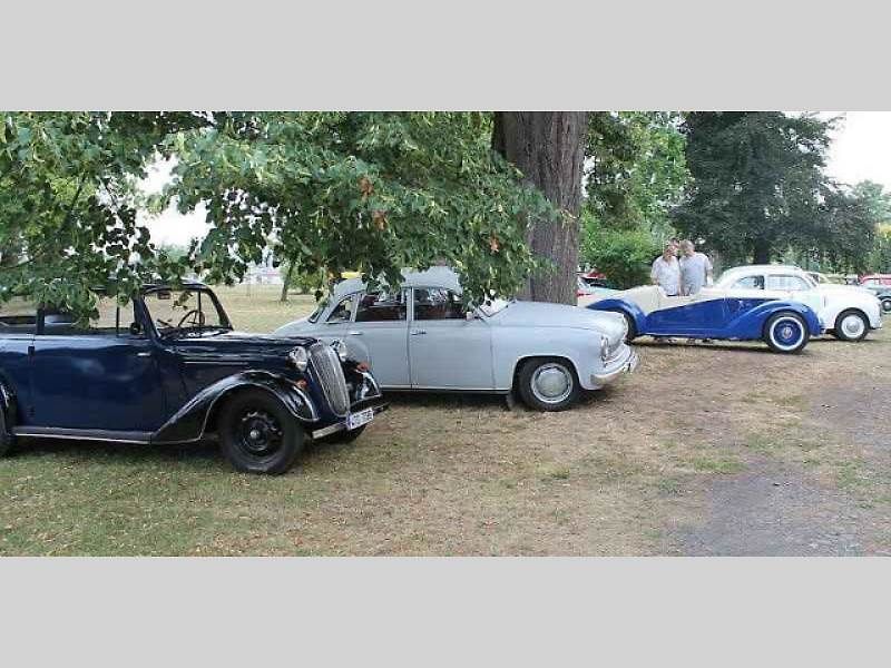 Nablýskané historické motocykly a automobily zdobily v sobotu prostranství zámku v Neplachovicích. Konala se zde již devátá Cisarská veterán rallye.