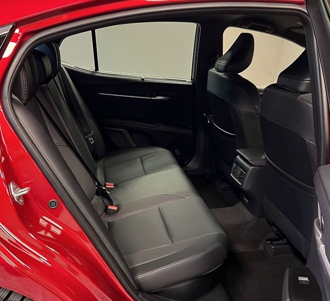 Toyota Camry 2.5 Hybrid AT EXECUTIVE - fotka 14 z 18