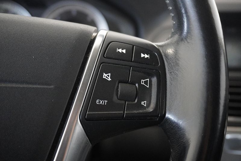 Volvo XC60  2.4 D5 MOMENTUM AWD AUTOMAT - fotka 17 z 27
