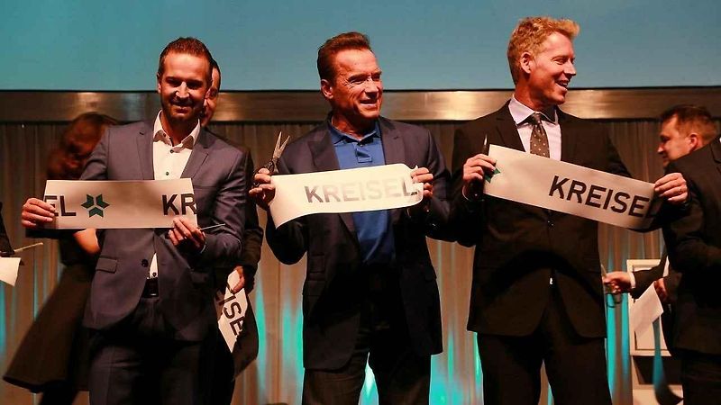 Arnold Schwarzenegger a jeho nový elektrický Hummer H1.
