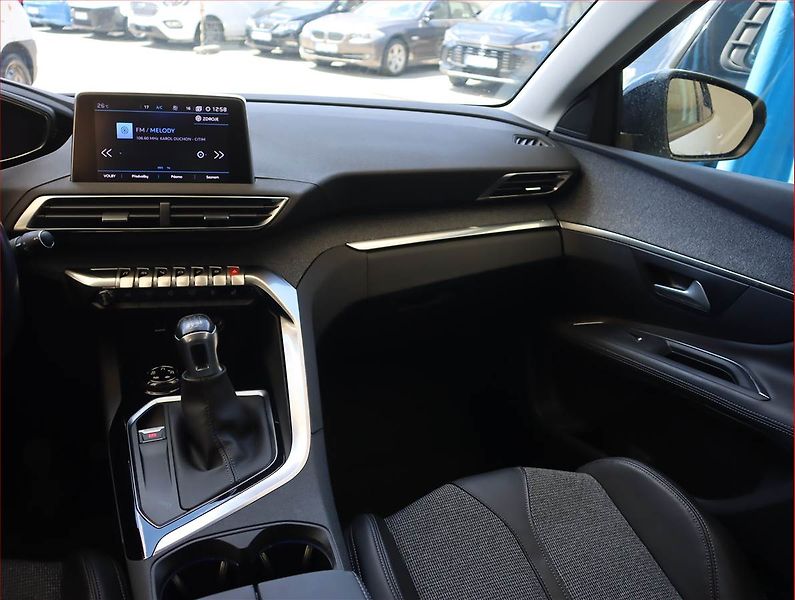 Peugeot 3008 (2018) 1.2 PureTech, Serv.kniha, Kůže - fotka 8 z 23
