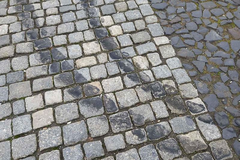 Následky nočního driftování na Valdštejnově náměstí v Jičíně.