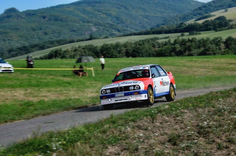 V rámci přípravy na víkendový 53. ročník Barum Czech Rally Zlín absolvovala třicítka pilotů úterní test na trati Ludkovice - Biskupice.