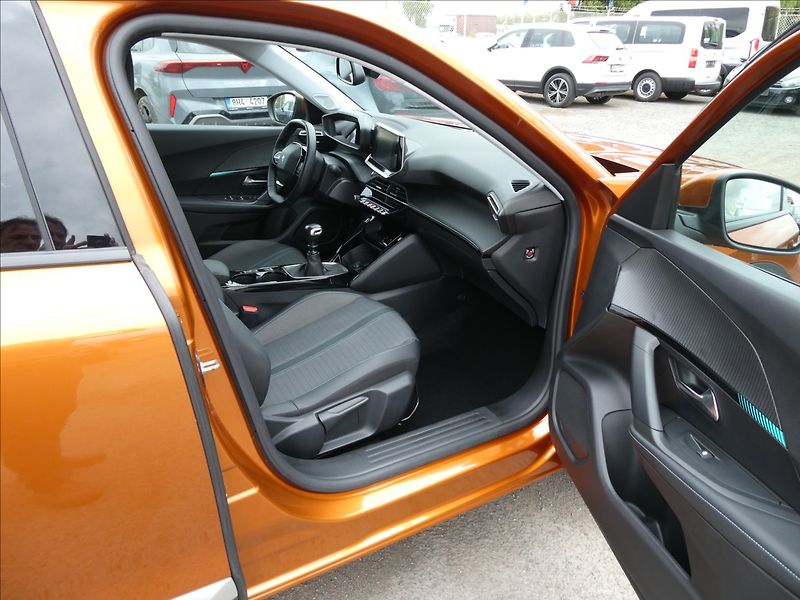 Peugeot 2008 1,2 PureTech 74kW Allure,závěs - fotka 19 z 45