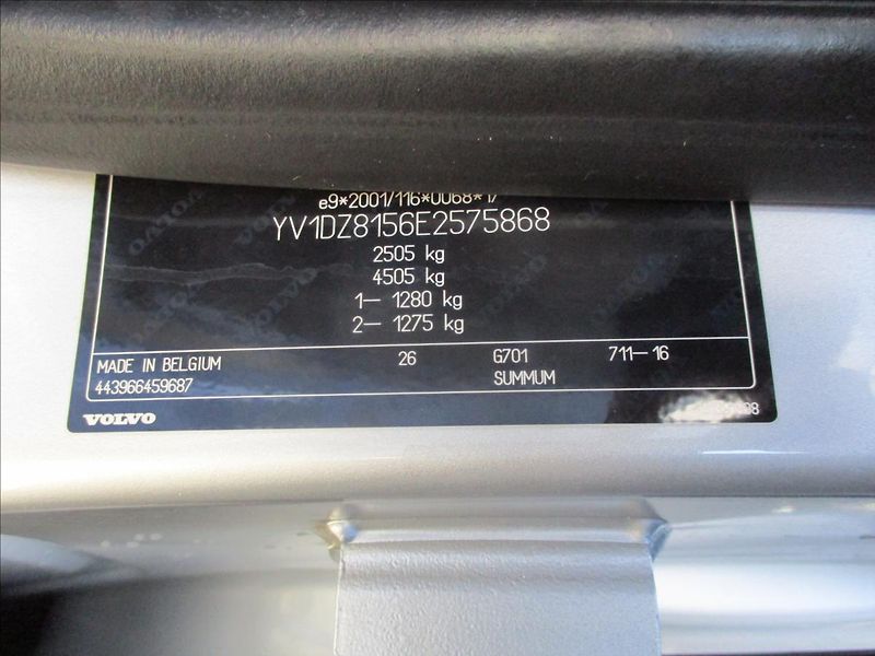 Volvo XC60 2,4 D4 Summum AWD Geartr GPS P - fotka 32 z 32