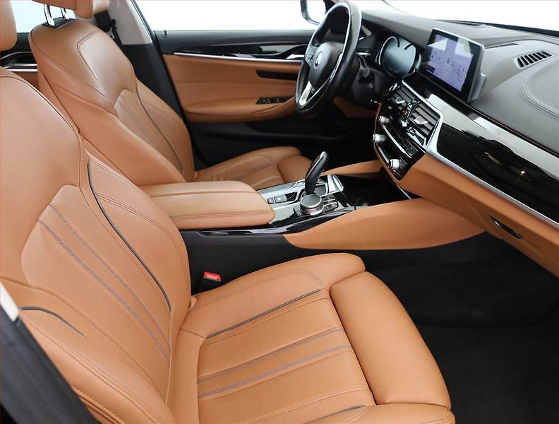 BMW Řada 5 (2018) Luxury Line 530d xDrive - fotka 7 z 18