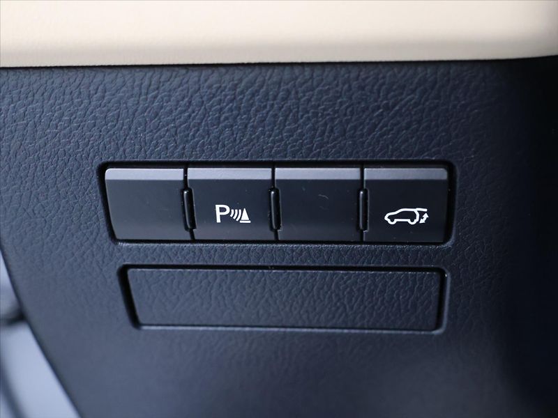 Lexus NX 300h 2,5 145kW 4WD Premium AUT - fotka 18 z 38