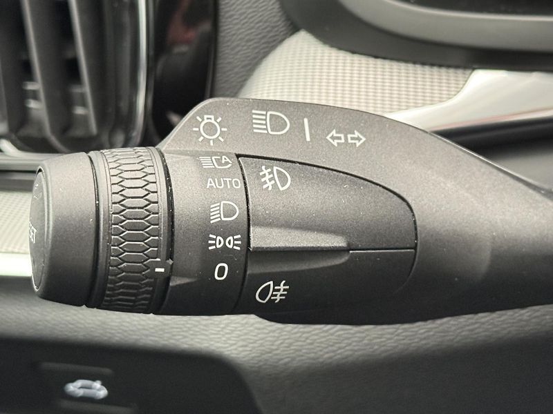 Volvo V60 B4 DARK PLUS AUT CZ 1.maj - fotka 28 z 44