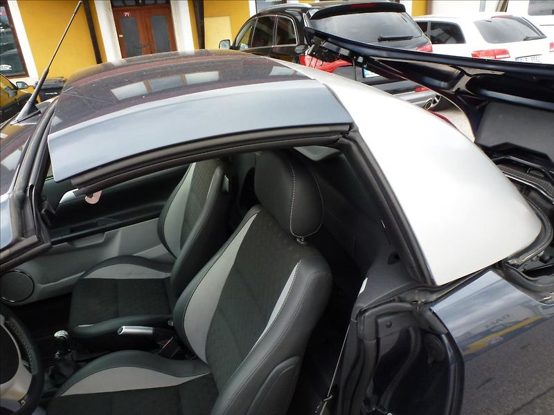 Opel Tigra 1,4 16V Roadster Cabrio - fotka 17 z 48