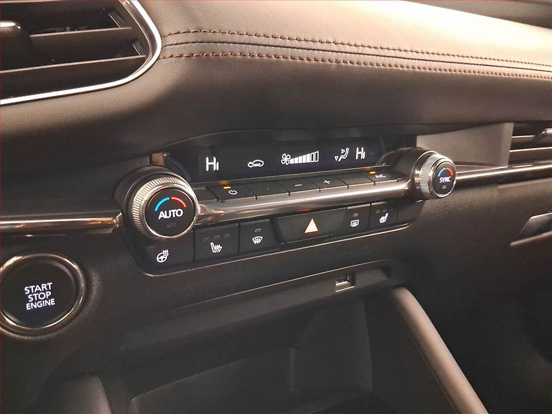 Mazda 3 (2021) 2.0 e-Skyactiv X - fotka 17 z 23