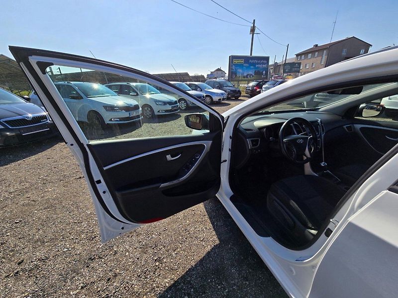 Hyundai i30 (2016) 1.6 CRDi ,nové CZ ,serviska - fotka 9 z 24