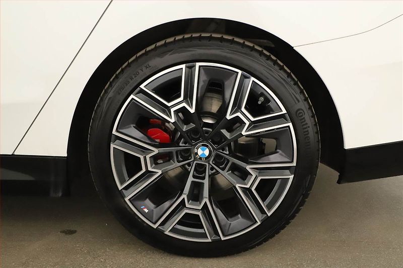 BMW Řada 5 (2025) 540d xDrive - fotka 12 z 28