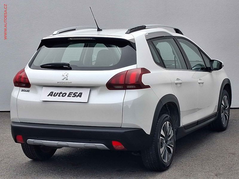 Peugeot 2008 (2019) 1.2 PT, Allure, AT, navi - fotka 4 z 18
