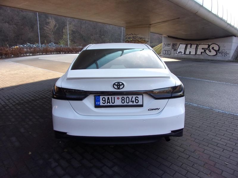Toyota Camry 2.5i black white edition - fotka 6 z 18