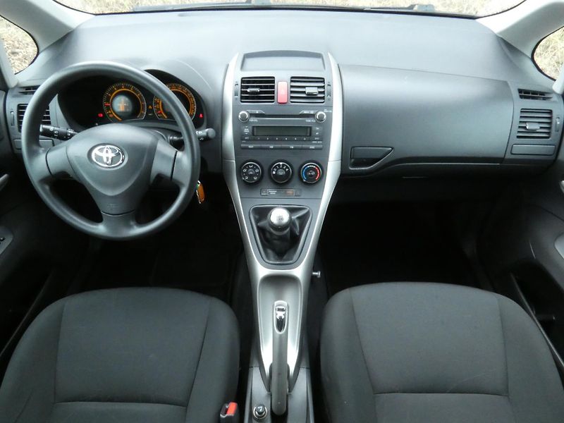 Toyota Auris (2009) 1,6 91KW - fotka 17 z 30