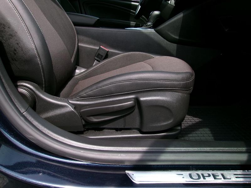 Opel Insignia ST 2.0 Turbo 191kW 4x4 automat - fotka 26 z 43