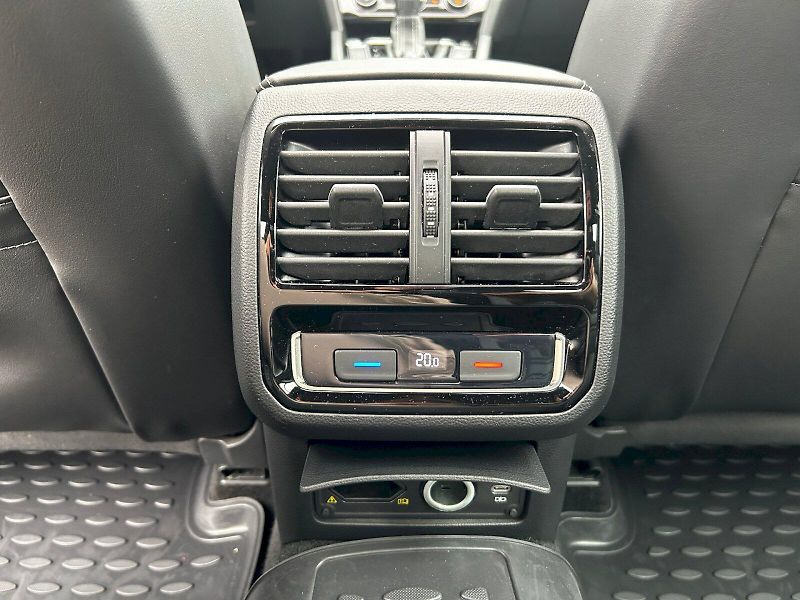 Volkswagen Passat (2024) 2.0 TDI BMT 140kW DSG R-Line - fotka 27 z 35