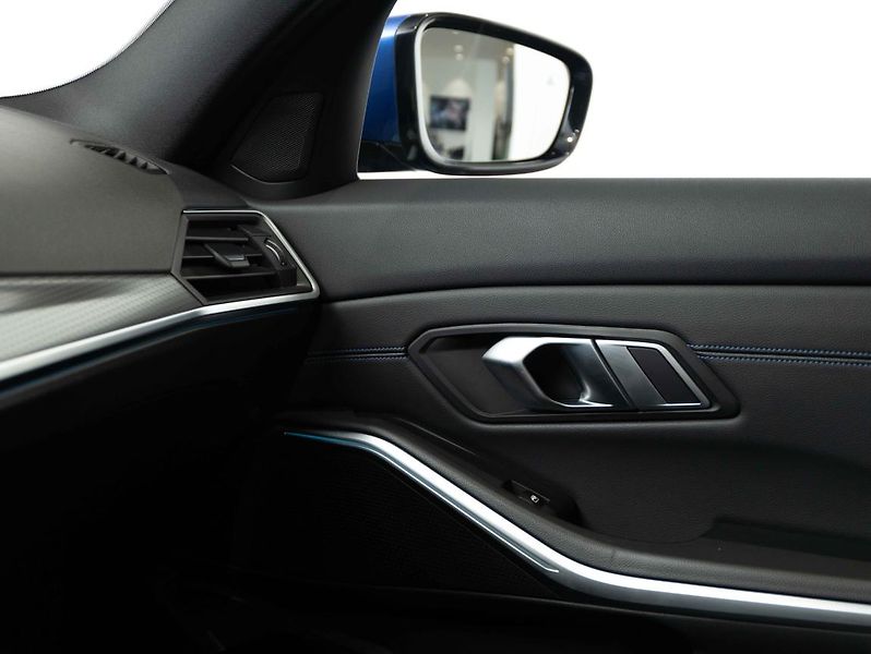 BMW Řada 3 330e xDrive Touring - fotka 16 z 22