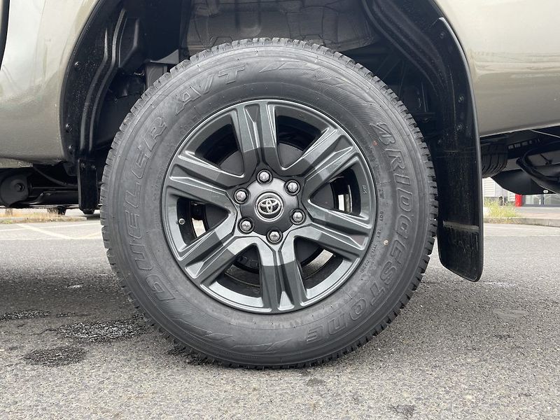 Toyota Hilux 2.8D 6AT Active - fotka 10 z 29