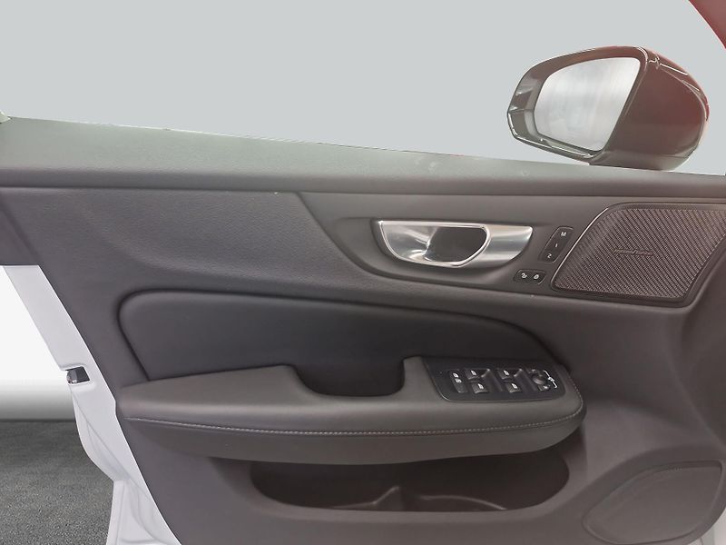 Volvo V60 B4 Plus Dark - fotka 19 z 19