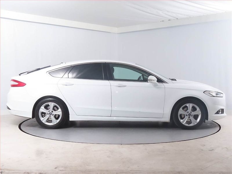 Ford Mondeo (2015) 2.0 TDCI, Xenony, Tempomat - fotka 6 z 15