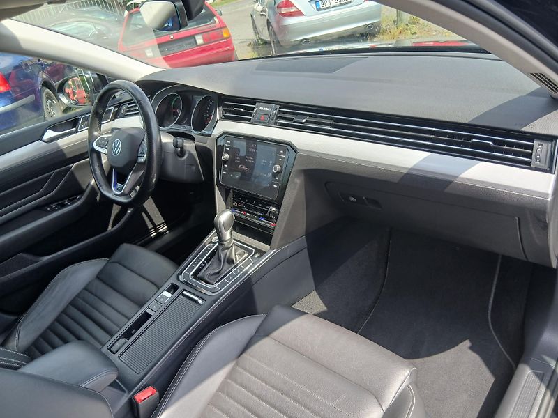 Volkswagen Passat GTE Plug-in hybrid, kůže - fotka 43 z 58