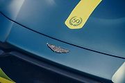 Aston Martin Vantage AMR má standardně manuální převodovku a karbonové brzdy