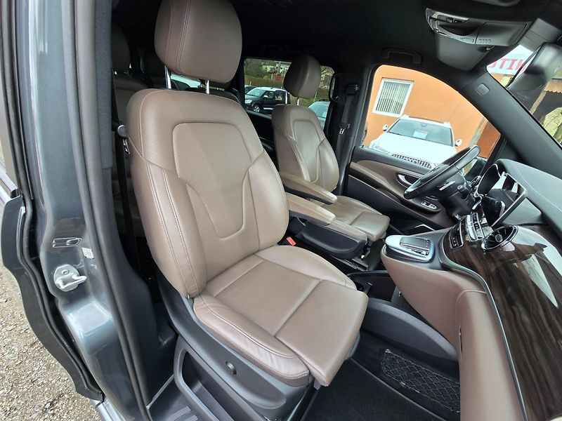 Mercedes-Benz Třídy V (2022) 300d AMG - fotka 22 z 24