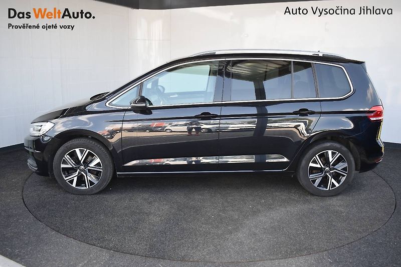 Volkswagen Touran (2022) 1.5TSI 110kW DSG, LED, 7 míst - fotka 3 z 28