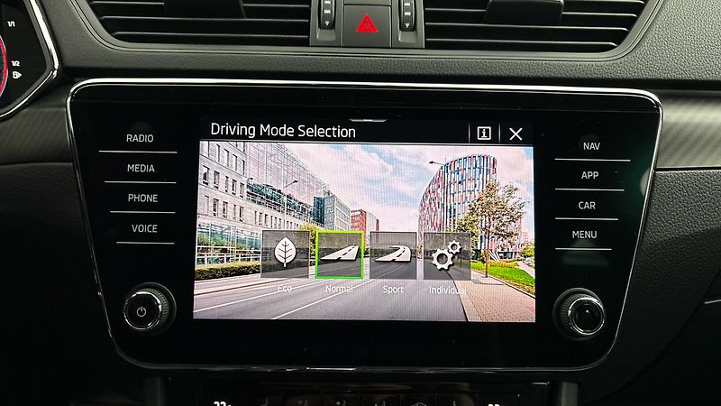 Škoda Superb 2.0 TDI DSG 4x4 Sportline Comb - fotka 29 z 29