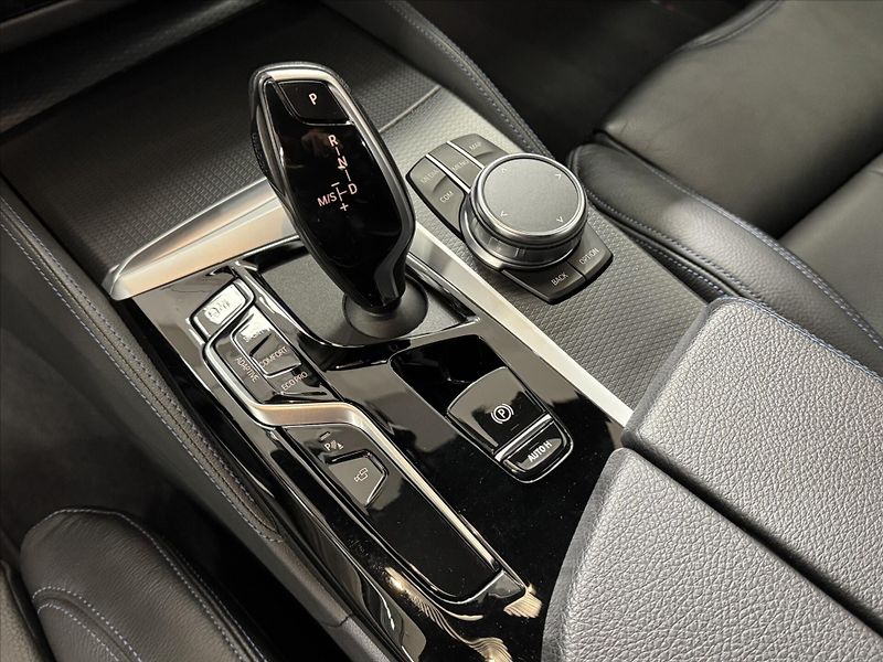 BMW Řada 5 M550i xDRIVE LASER HUD - fotka 12 z 31