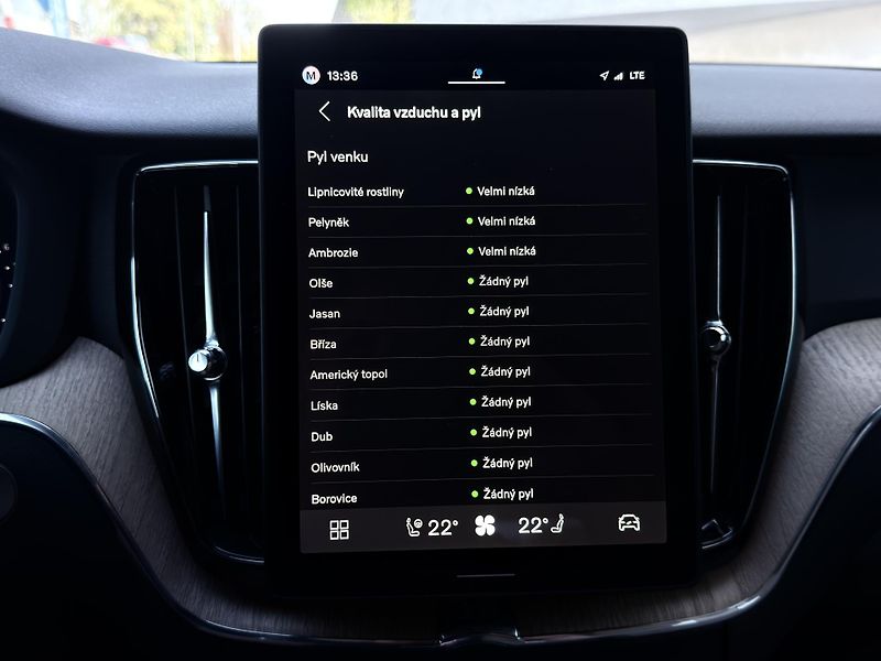 Volvo XC60 B5 AWD PLUS DARK // REZERVACE  - fotka 43 z 47