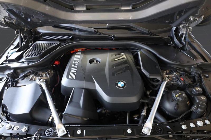 BMW Řada 5 530e xDrive Touring - fotka 9 z 32