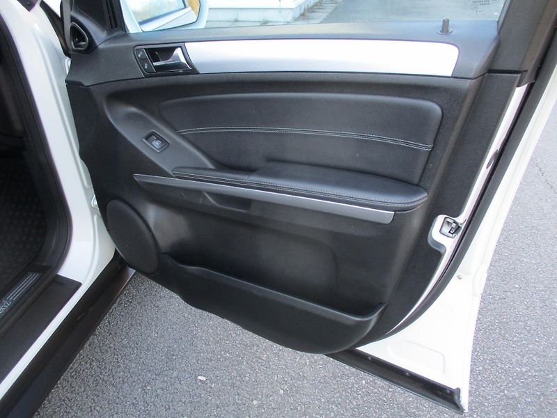 Mercedes-Benz Třídy M ML 350CDi SPORT 4M*NAVI*ALU 20 - fotka 24 z 50