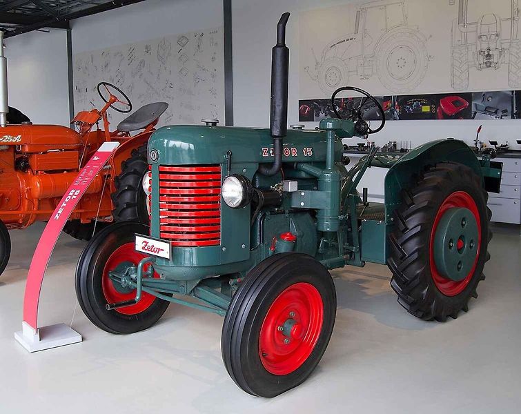 Český výrobce Zetor slaví 80 let od doby, co z montážní linky sjel první traktor. Na snímku je pohled na výrobní linku Zetoru.