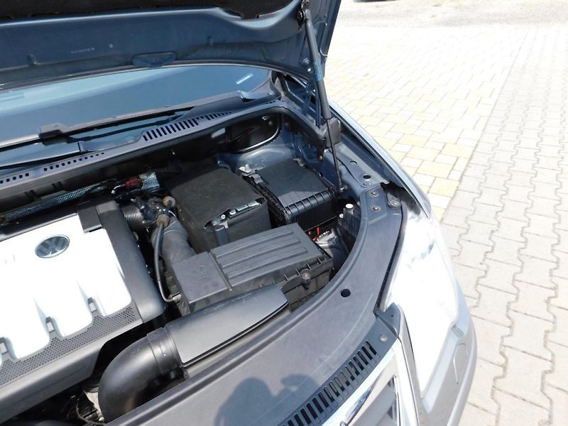 Volkswagen Touran (2009) 1.9 TDi DSG - fotka 24 z 31