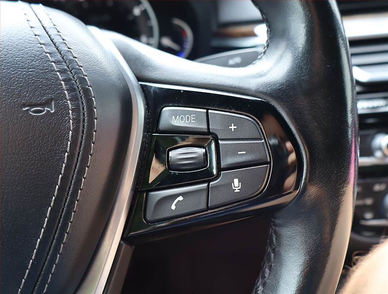 BMW Řada 5 (2017) 530d xDrive - fotka 20 z 27